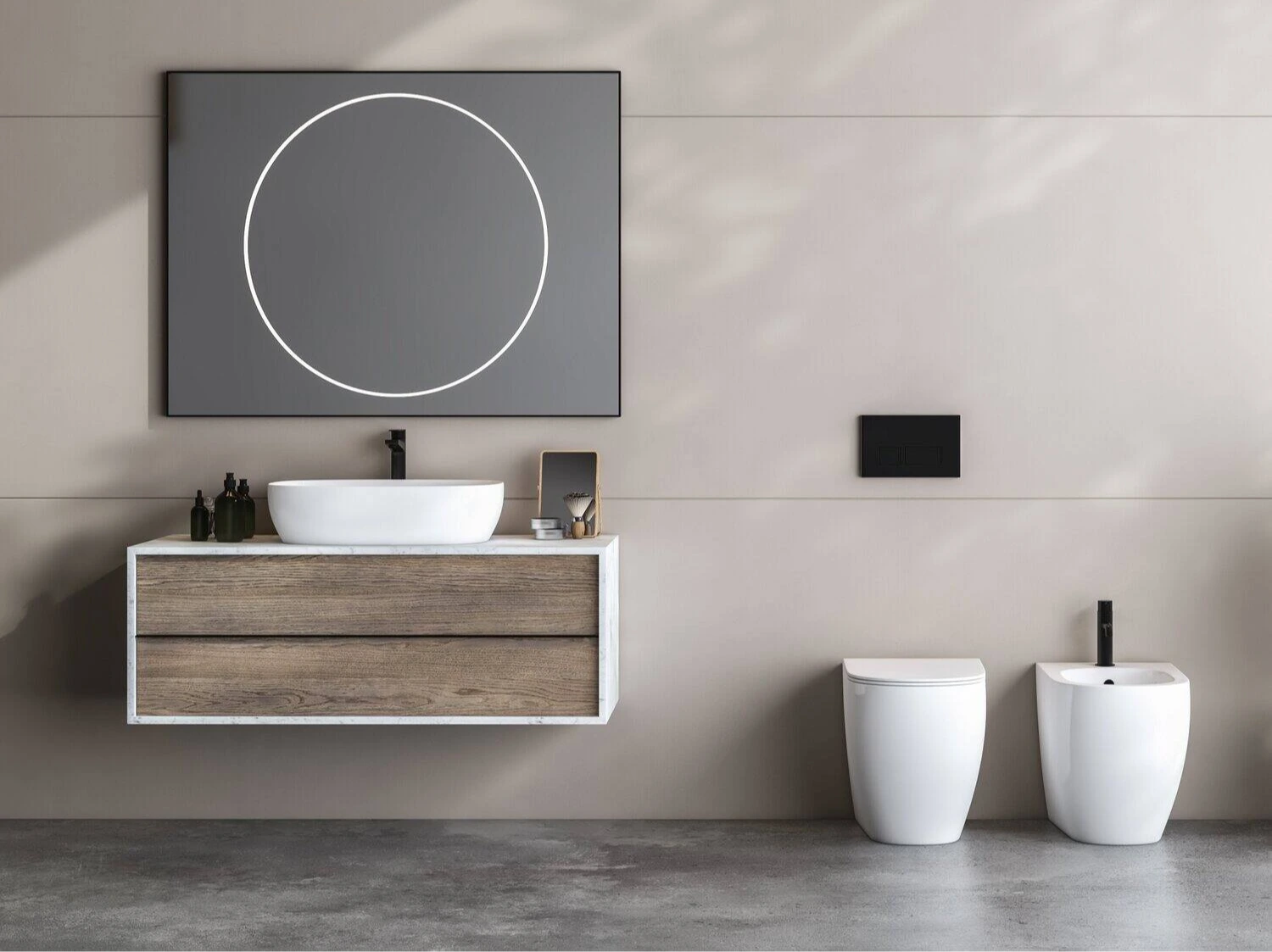 Modernes Badezimmer mit Waschtisch, runder Spiegelbeleuchtung, WC und Bidet