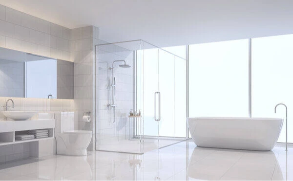 Modernes Badezimmer mit Glasdusche, freistehender Badewanne und Waschtisch