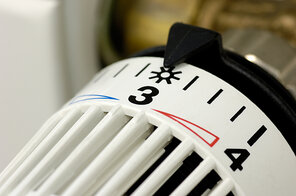 Nahaufnahme eines Heizkörperthermostats mit Skala 3 bis 4 und Schneeflocke